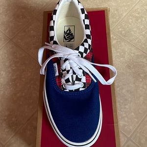 They have blue,black and white and also read as the colors,I’ve wore these once